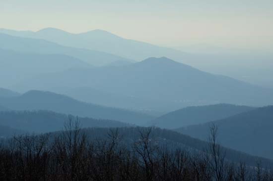 2005-02-05_Skyline_Drive_misty-mtns_014_retouch